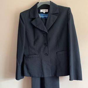 Suit Studio Pinstripe 2-piece Pant Suit 10p